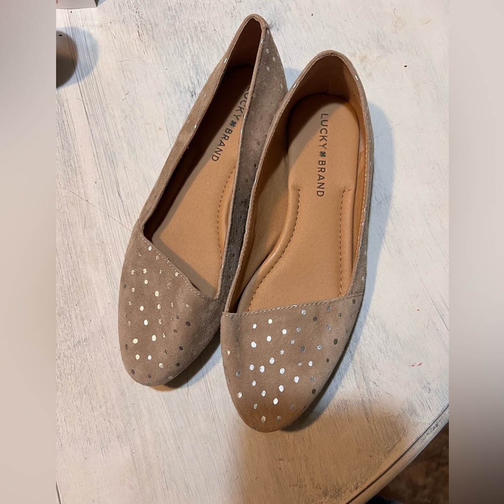 Lucky Brand “Archh” natural color suede flats / shoes with silver dots sz 6.5